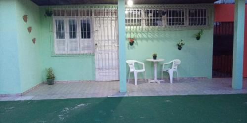 une chambre avec une table et des chaises dans une maison dans l'établissement Casa Mosqueiro, à Mosqueiro