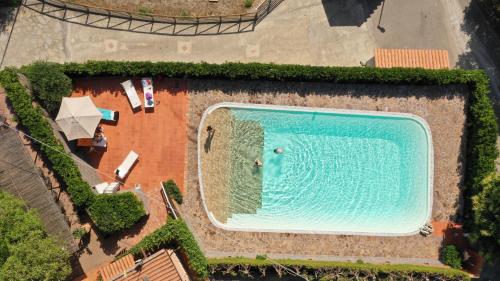 an overhead view of a swimming pool with two people in it at Agriturismo San Cataldo in Motta Camastra