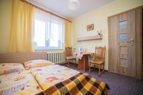 A bed or beds in a room at Pokoje Gościnne Dorota