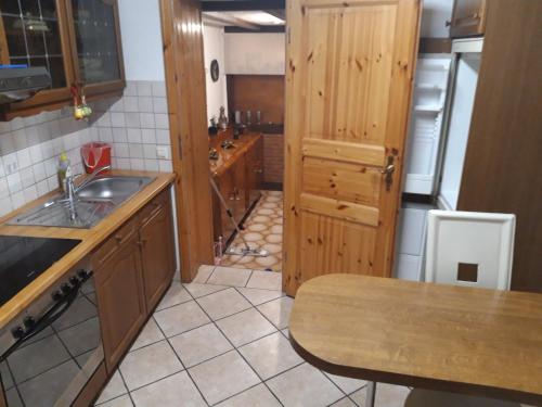 - une cuisine avec un évier et une porte en bois dans l'établissement Apartment museum, à Kobern-Gondorf