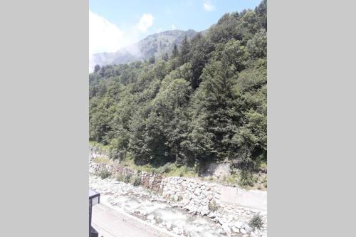 - une vue sur la rivière depuis une fenêtre dans l'établissement Appartement Barèges, à Barèges