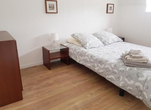 - une chambre avec un lit et une table de chevet dans l'établissement Blue Lagoon, à Villers-sur-Mer