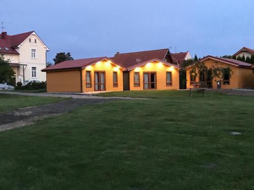una casa con luces en la parte delantera de un patio en Willa Aleksander en Rewal