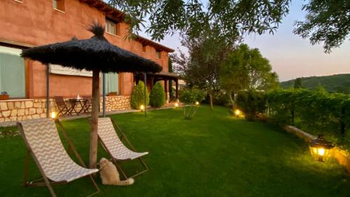Alboreca的住宿－阿爾伯瑞卡陽台酒店，草坪,带两把椅子和一把伞