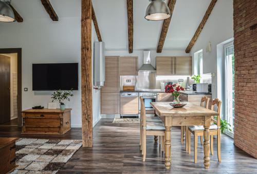 una cucina e una sala da pranzo con tavolo in legno di Terrace Apartments a Eger
