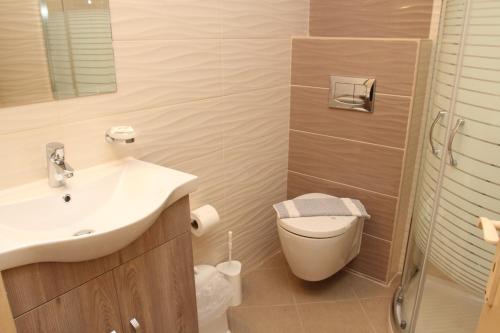 La salle de bains est pourvue d'un lavabo et de toilettes. dans l'établissement Surf Hotel, à Vasiliki