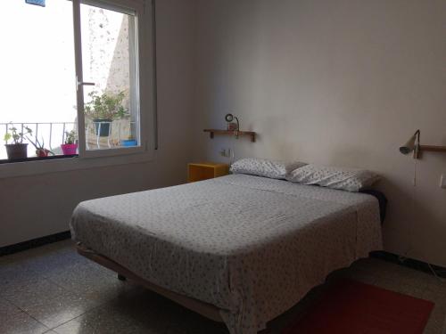 A bed or beds in a room at Casa Taller Penelles