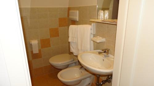 CATANIA - Historic B&B Apartments Home في كيارامونتي غولفي: حمام مع مرحاض ومغسلة