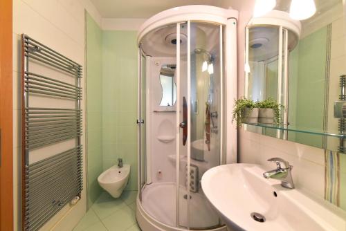 een badkamer met wastafel, douche en toilet bij BLOCK APARTMENT PARK with private garage parking in Zagreb