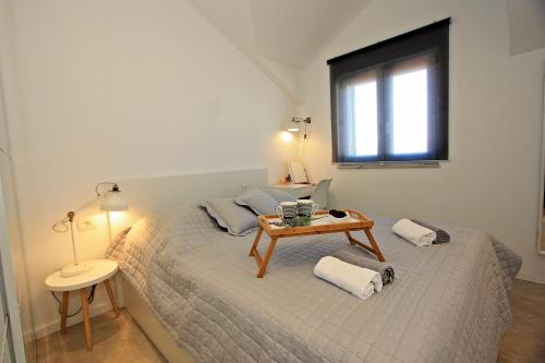 ein Schlafzimmer mit einem Bett und einem Tisch darauf in der Unterkunft Apartman Ivana in Supetar