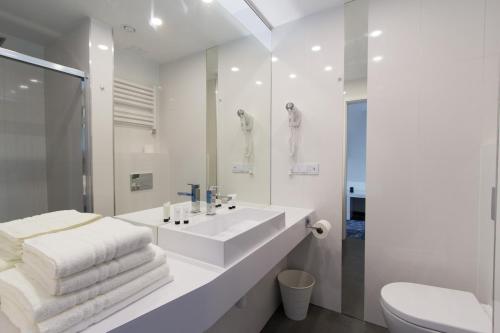 bagno bianco con lavandino e servizi igienici di Ferry Resort a Mielno