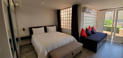 ein Schlafzimmer mit einem großen Bett und einem Fenster in der Unterkunft DAJO in Cap d'Ail