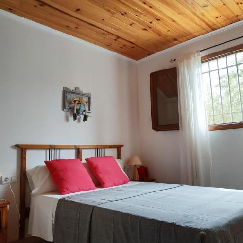 A bed or beds in a room at Apartamento rural en Gátova