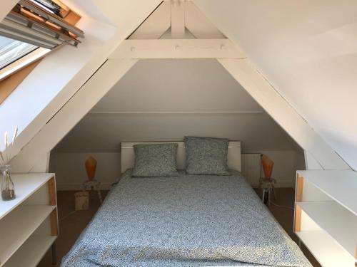 - une chambre mansardée dans l'établissement Les Alisés, à Merville-Franceville-Plage