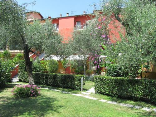 Κήπος έξω από το Borgo Antico Apartments