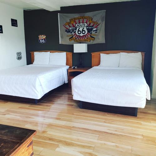 Ένα ή περισσότερα κρεβάτια σε δωμάτιο στο Deluxe Inn
