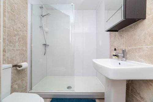 La salle de bains est pourvue d'une douche et d'un lavabo. dans l'établissement Newcastle City Centre, Two Bedroom, Sleeps 6, à Newcastle upon Tyne