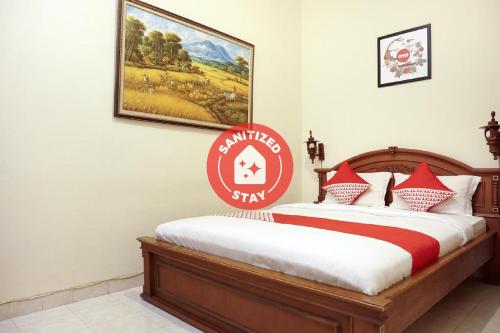 מיטה או מיטות בחדר ב-OYO 465 Alam Citra Bed & Breakfast
