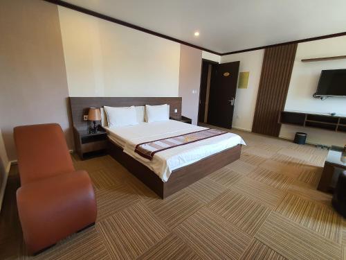 Un pat sau paturi într-o cameră la Khách Sạn Hoàng Gia II