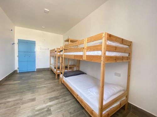 Una cama o camas cuchetas en una habitación  de Ash Villa