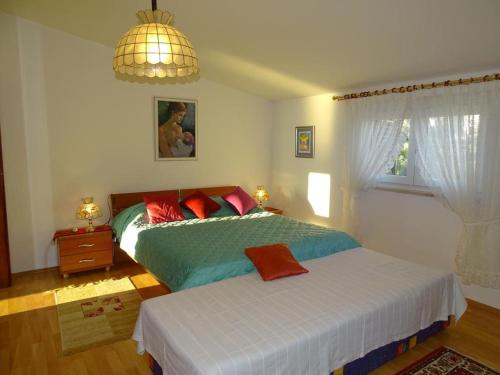 une chambre avec deux lits et une fenêtre dans l'établissement Apartment-Vlahov, à Gornji Poloj