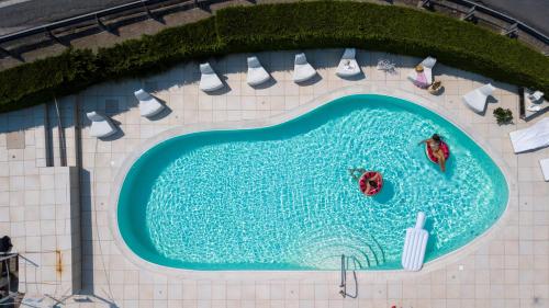 una vista sulla piscina di una nave da crociera di Hotel Iva a Diano Marina