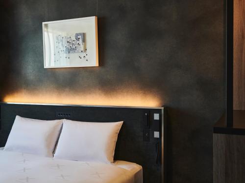 Ein Bett oder Betten in einem Zimmer der Unterkunft Cross Hotel Sapporo