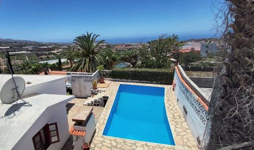 ein Schwimmbad auf dem Dach eines Hauses mit dem Meer in der Unterkunft Casitas Las Pereras in Los Llanos de Aridane