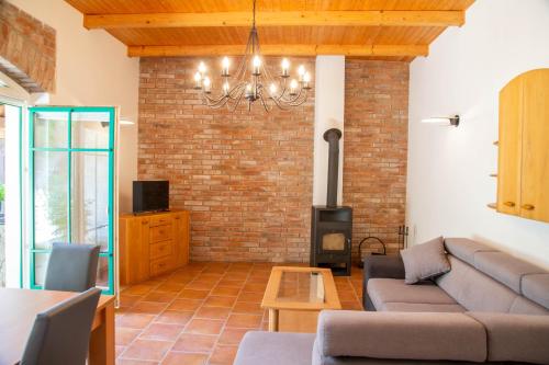 a living room with a couch and a brick wall at Exklusives Landhaus in Šatov