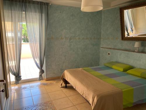 ピネートにあるSteffy’s House di Pinetoの窓付きの部屋にベッド付きのベッドルーム1室があります。