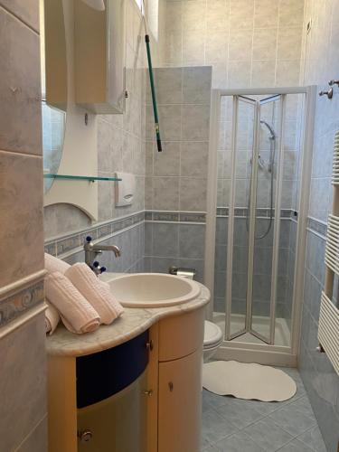 y baño con lavabo y ducha. en Steffy’s House di Pineto, en Pineto
