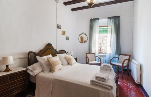 - une chambre blanche avec un grand lit et des serviettes dans l'établissement Can Boni, à Palamós