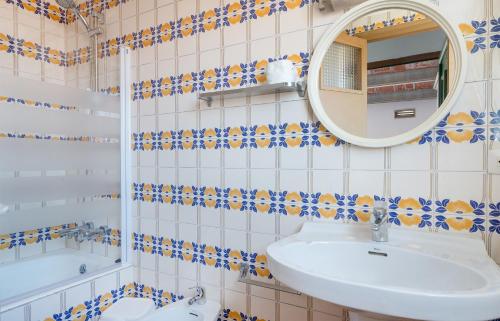 La salle de bains est pourvue d'un lavabo et d'un miroir. dans l'établissement Can Boni, à Palamós