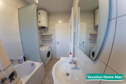ein Badezimmer mit einem Waschbecken und einer Waschmaschine in der Unterkunft Vacation home Alan in Kulen Vakuf