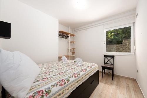 sypialnia z łóżkiem i oknem w obiekcie Apartment Majda Opatija w mieście Opatija