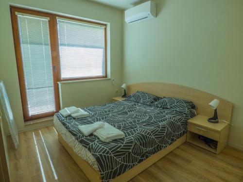1 dormitorio con 1 cama con 2 toallas en Private Apartment in Cypress Complex 15, en Varna
