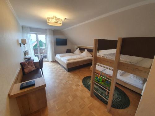 sala de estar con 2 literas y sofá en Hotel & Restaurant "Am Obstgarten", en Oberteuringen