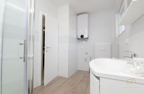 Ένα μπάνιο στο Luxury Villa MetraMaris2