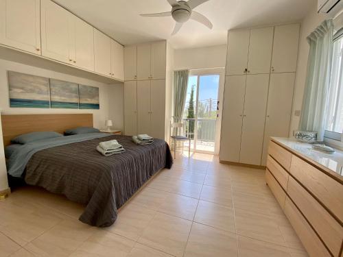 Cama o camas de una habitación en VILLA ALICIA with priv pool, beautiful garden and shady veranda- 5 min to the beach