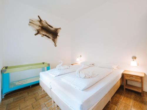 شقة ويلكيز غاردن في كابرون: غرفة نوم بسرير وسمك على الحائط