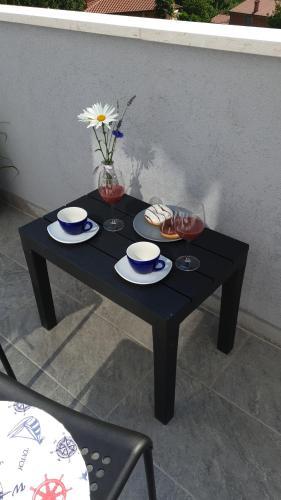 a black table with plates and glasses of wine at Villa Zita Lovran in Opric