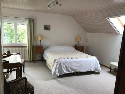Tempat tidur dalam kamar di B&B Domaine En Trembley