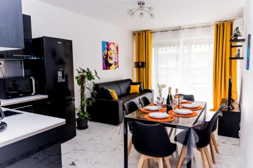 une cuisine et un salon avec une table et des chaises dans l'établissement Résidence Nadia NICE, à Nice