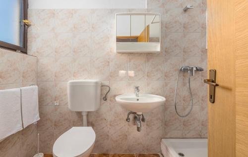 łazienka z toaletą i umywalką w obiekcie Apartments Stanko w Fažanie