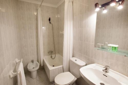 A bathroom at Hostal Restaurante Terra Chá
