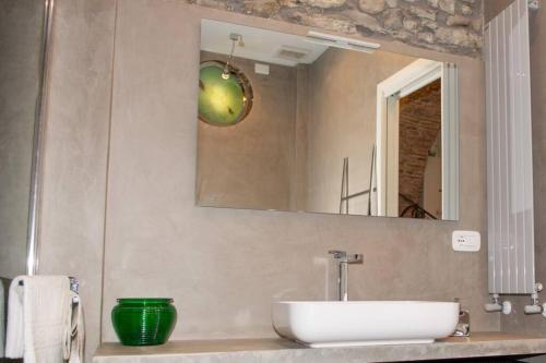a bathroom with a sink and a mirror at Ossi di Seppia in Riomaggiore