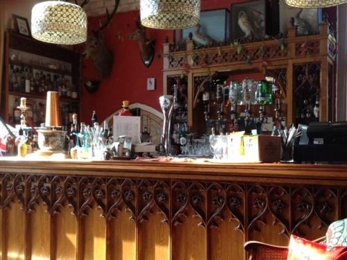 un bar en un restaurante con barra de madera en Chalk and Cheese en Shouldham Thorpe