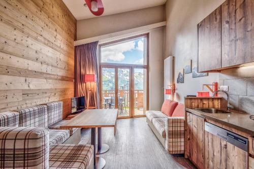 - un salon avec une table et deux canapés dans l'établissement Residence Arietis - maeva Home, à Avoriaz