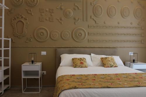 um quarto com uma cama grande e 2 almofadas em Il Cavaliere Bed and Breakfast em Caserta