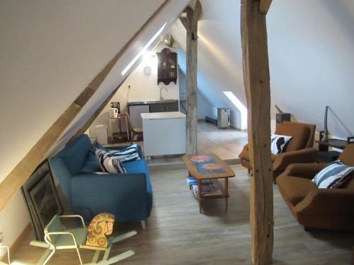 un salon avec un canapé bleu et des chaises dans l'établissement 6 Grenouillère, à La Madelaine-sous-Montreuil